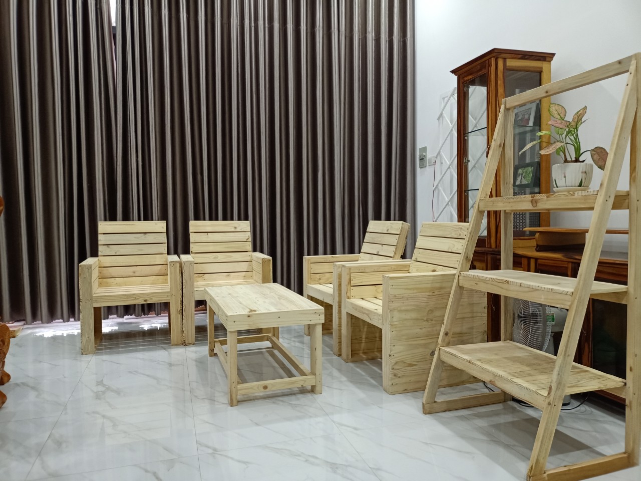 combo giường bàn ghế salon phòng khách bằng gỗ thông tại nha trang