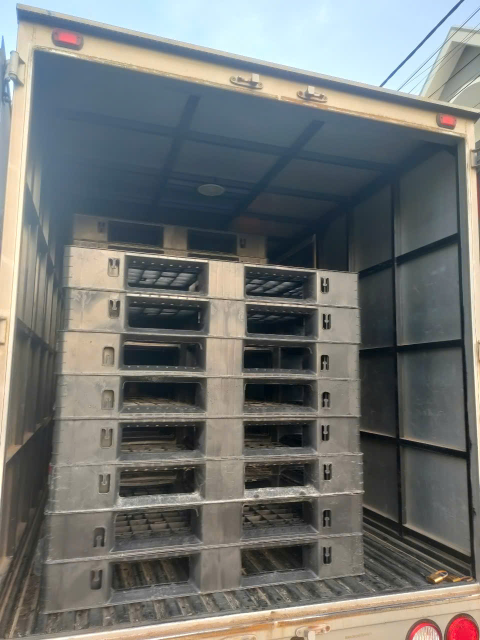 pallet nhụa đen lót sàn mini giá rẻ tại nha trang 