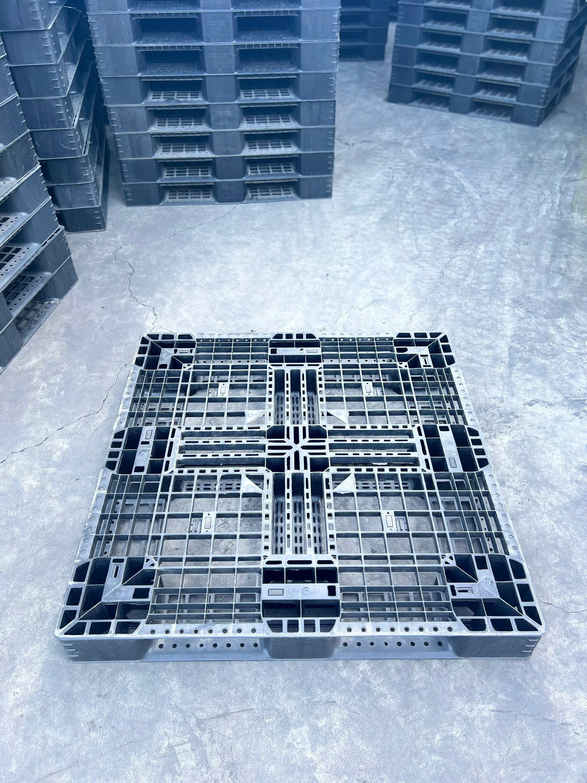 pallet nhụa đen lót sàn mini giá rẻ tại nha trang 