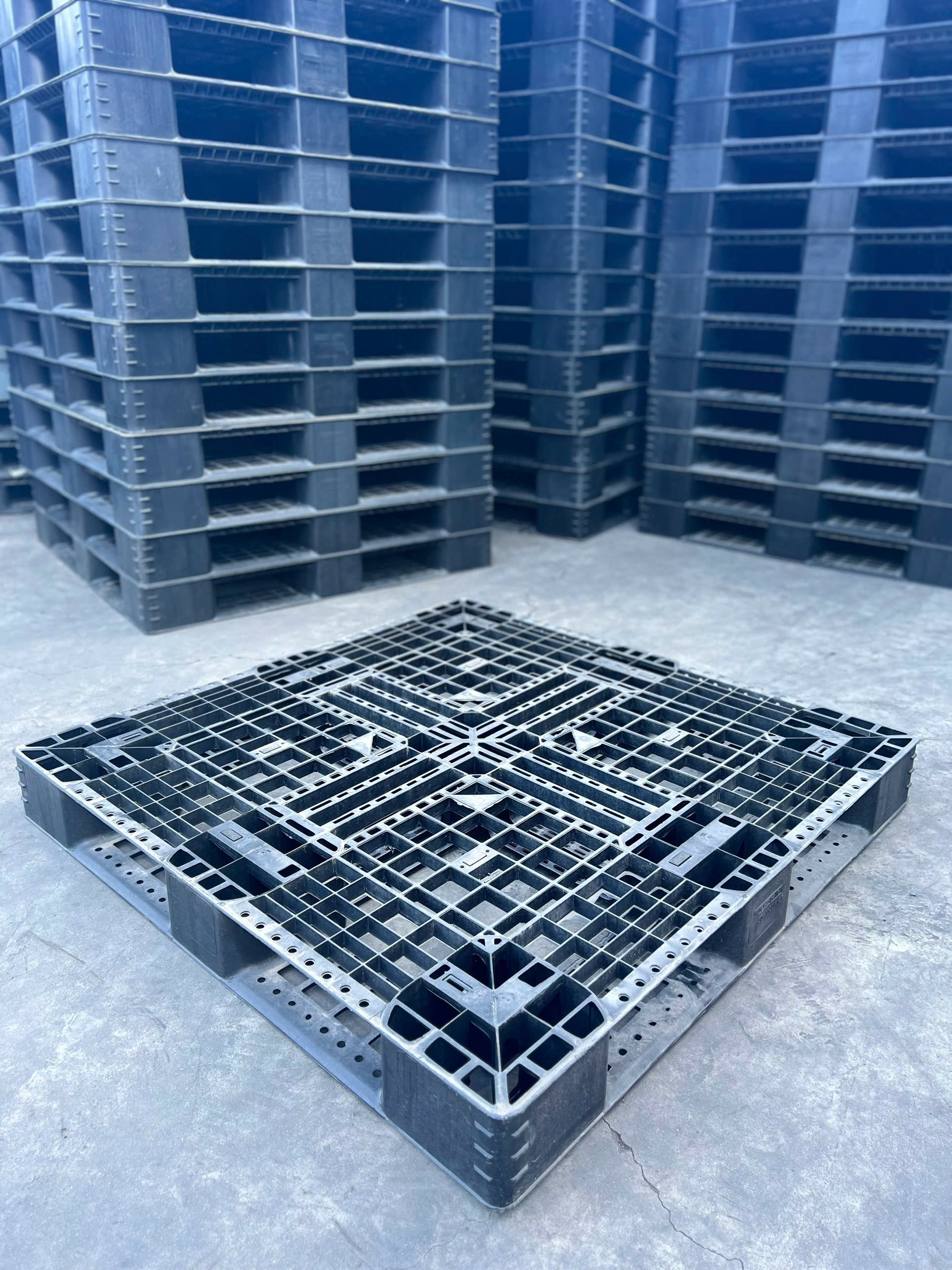 pallet nhựa nguyên sinh thanh lý giá rẻ tại nha trang