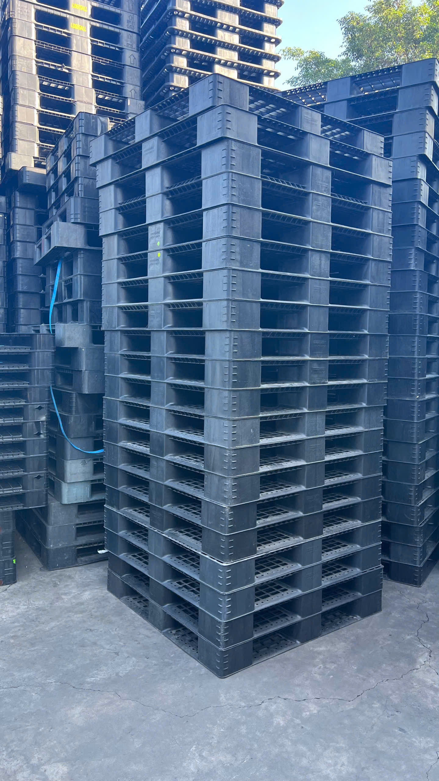 pallet nhụa đen lót sàn mini giá rẻ tại nha trang 