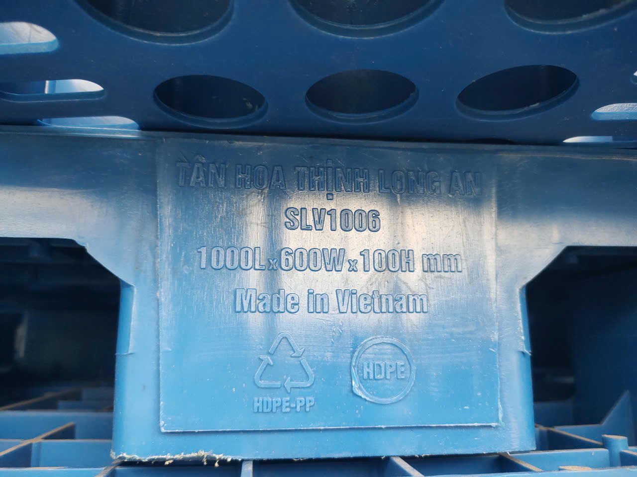 Chủng pallet nhựa nguyên sinh lót sàn giá rẻ chân cao 100 mm tại Nha Trang, mặt nhựa, khối nguyên cứng cáp. Chuyên sử dụng lót hàng hóa tại Nhà Máy và kho bãi chuẩn HACCP tại Pallet Nhựa Gạo Nam tại Nha Trang.