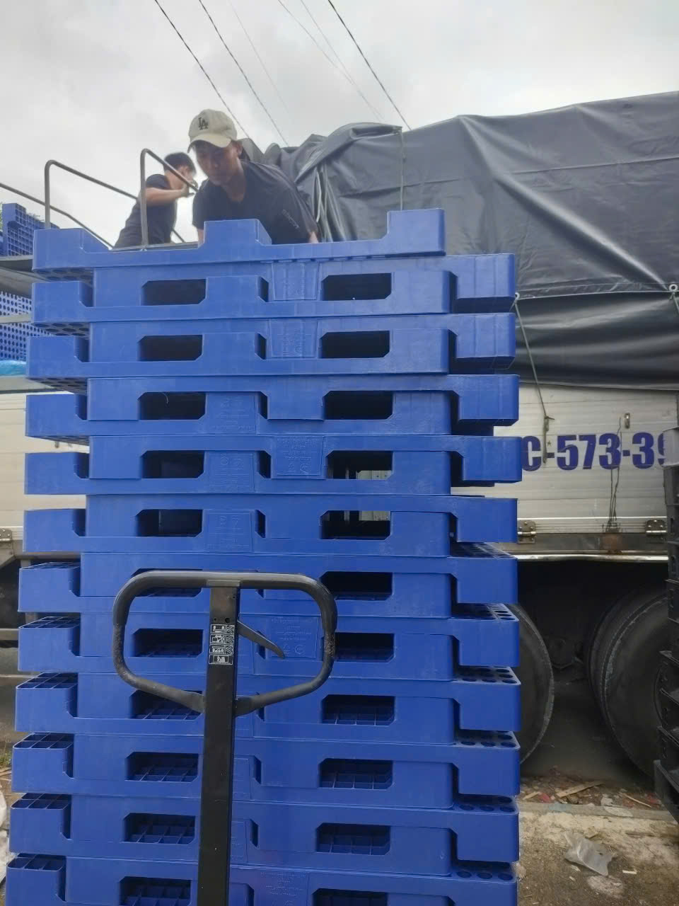 Chủng pallet nhựa nguyên sinh lót sàn giá rẻ chân cao 100 mm tại Nha Trang, mặt nhựa, khối nguyên cứng cáp. Chuyên sử dụng lót hàng hóa tại Nhà Máy và kho bãi chuẩn HACCP tại Pallet Nhựa Gạo Nam tại Nha Trang.