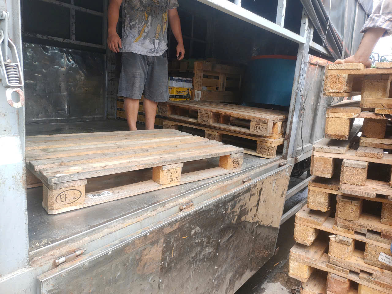 cập nhật giá thành mua bán pallet nhựa gỗ tại nha trang