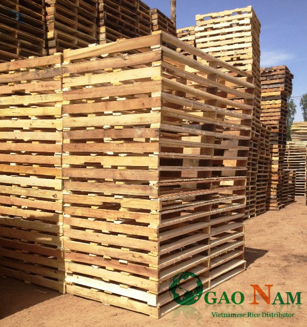 trang trí nội thất tường nhà phòng bàn ghế giường quán cafe bằng thanh gỗ thông pallet cũ giá rẻ tại nha trang khánh hòa