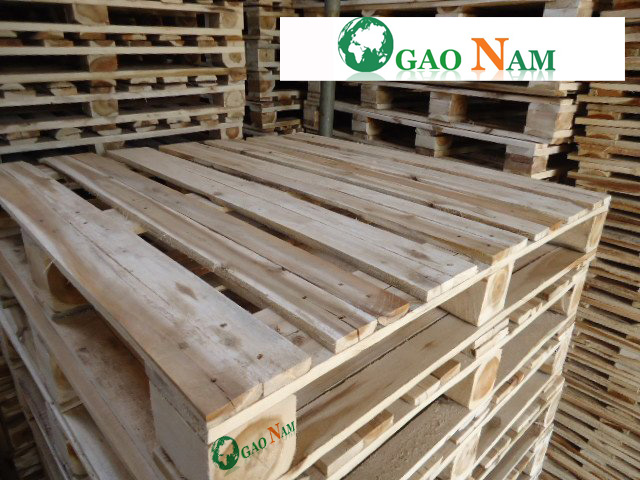 trang trí nội thất tường nhà phòng bàn ghế giường quán cafe bằng thanh gỗ thông pallet cũ giá rẻ tại nha trang khánh hòa